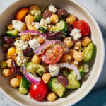 Tired of boring salads? Spice up your Greek salad with chickpeas and learn 5 incredible flavor twists that will transform your lunch routine. Discover now!