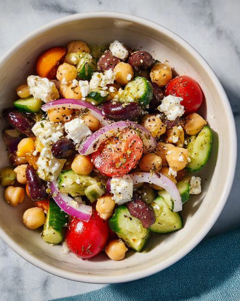 Tired of boring salads? Spice up your Greek salad with chickpeas and learn 5 incredible flavor twists that will transform your lunch routine. Discover now!