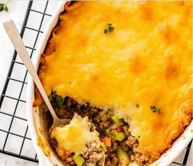 Easy Ground Beef Shepherd's Pie 3 Easy Ground Beef Shepherd's Pie topped with creamy mashed potatoes